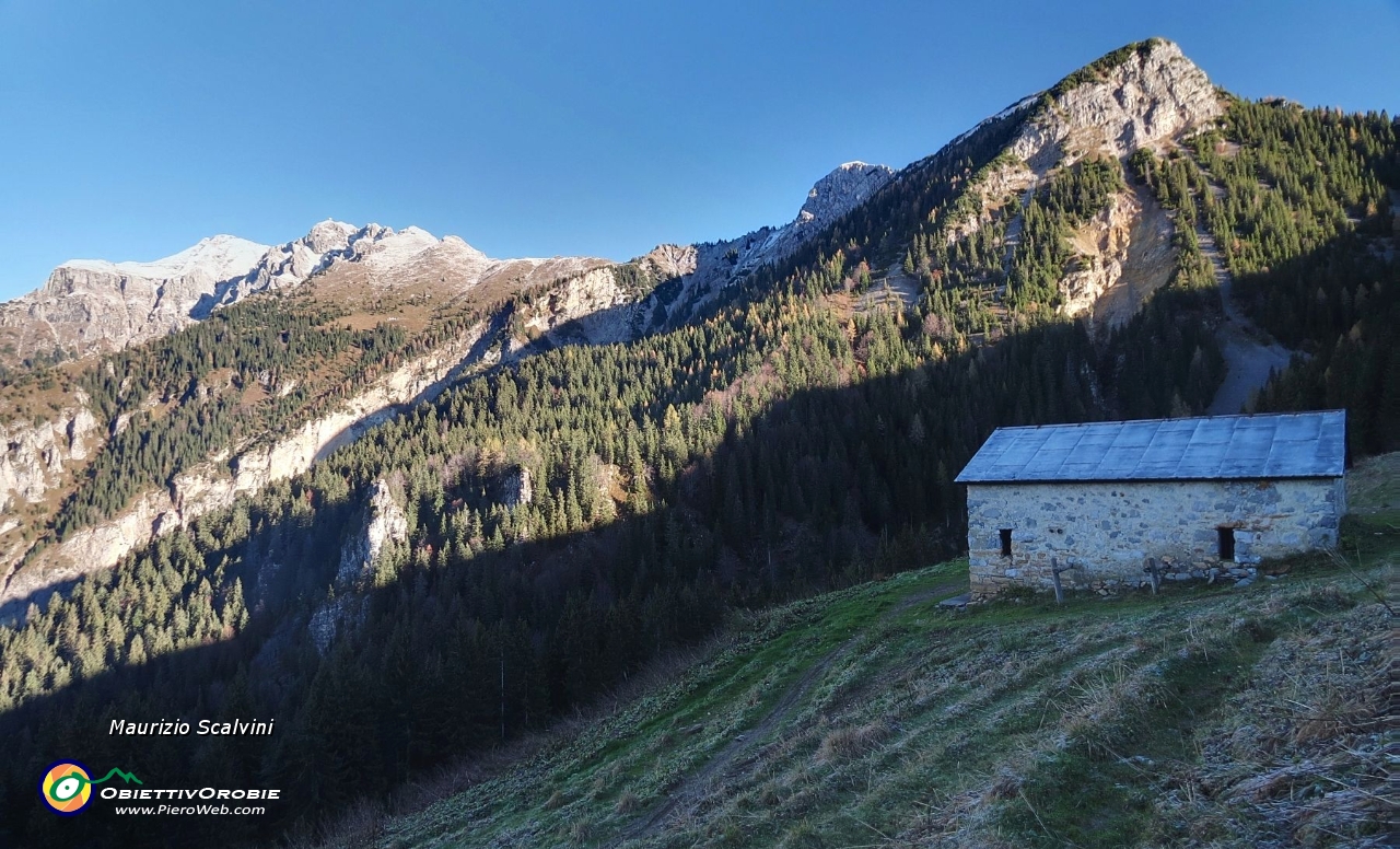 07 La traccia è debole, ma basta raggiungere la casera sovrastante....JPG